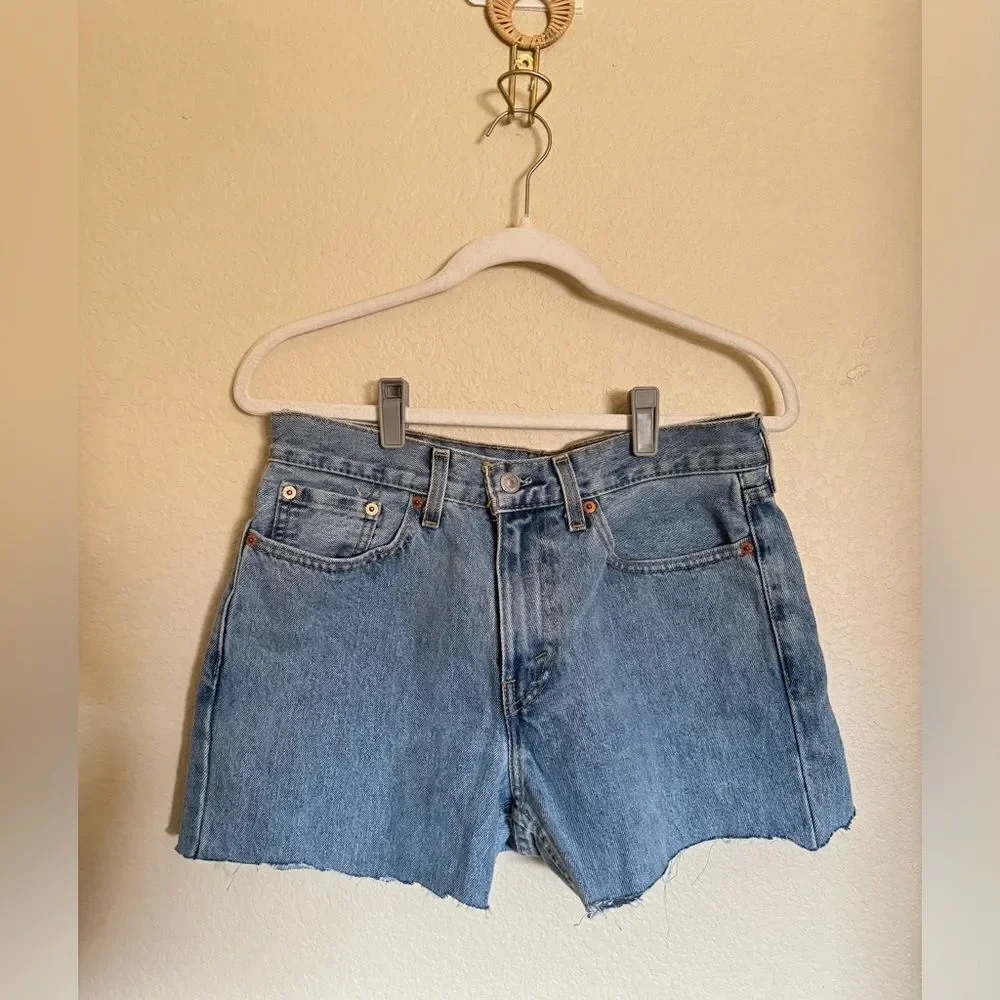 Levi’s 550 Raw Hem Denim Shorts Sz 29‎ Light Wash